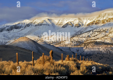 Sonnenaufgang auf der Steens Mountain mit frischem Schnee und Zaun Oregon Stockfoto
