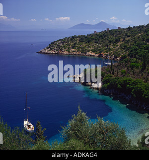 Blick entlang Baum festgemacht gesäumten Küste in einer Bucht, wo ein einsame Yacht ist, Kioni Bay Ithaka die Ionischen Inseln griechische Inseln Griechenlands Stockfoto