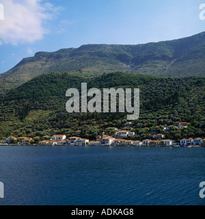 Blick über Bucht Vathi Stadt mit bewaldeten Hügeln und Bergen über Ithaka Insel der griechischen Inseln Griechenland Stockfoto