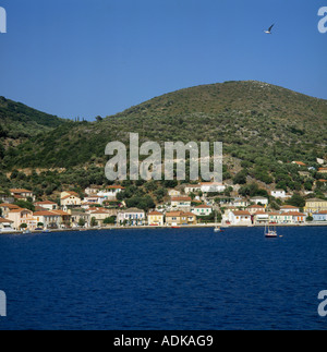 Blick über die Bucht nach Vathi Stadt mit bewaldeten Hügeln jenseits Ithaca Insel der Ionischen Inseln griechische Inseln Griechenland Stockfoto