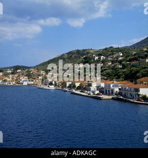 Blick über die Bucht nach Vathi Stadt mit bewaldeten Hügeln jenseits Ithaka die Ionischen Inseln griechische Inseln Griechenlands Stockfoto
