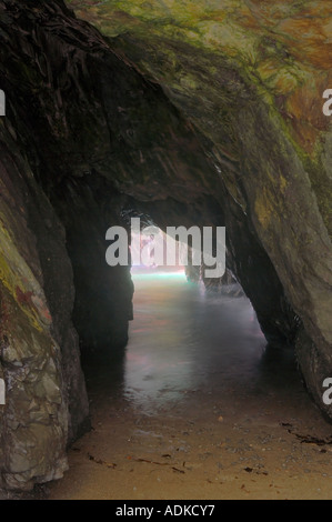 Höhle zum Ozean verursacht durch Spüle Loch in der Nähe von Mendoceno California Stockfoto