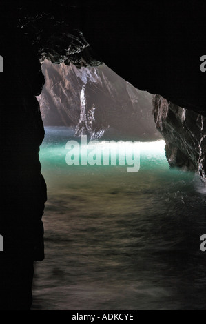 Höhle zum Ozean verursacht durch Spüle Loch in der Nähe von Mendoceno California Stockfoto