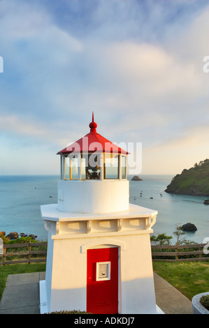 Trinidad-Leuchtturm mit Booten im Hafen von California Stockfoto