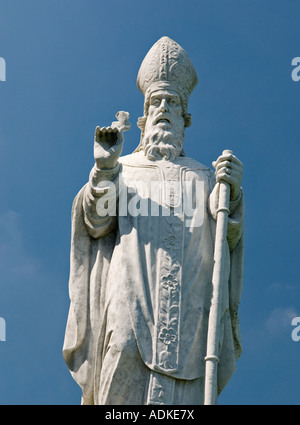 St. Patrick hält Shamrock und blickt hinunter auf den Hügel von Tara, dem alten Herrschaftssitz der heidnischen Priester und Hohen Könige von Irland Stockfoto