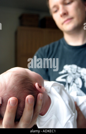 Vater holding Neugeborenen Stockfoto