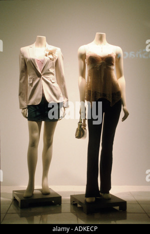zwei Frau weibliche Mode Mannequinns im Shop Boutique Anzeigefenster tragen Minirock Jacke Top Hose elegante mager Stockfoto