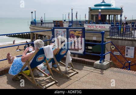 Zwei ältere Damen stricken am Strand von Eastbourne, England. Stockfoto