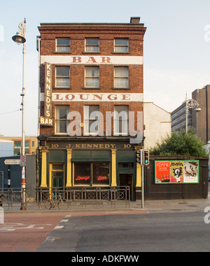 Kennedys Bar Public House auf Georges Quay an den alten Docks der Südseite des Flusses Liffey. Stadt von Dublin, Irland. Stockfoto