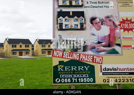 Neu errichtete freistehende Einfamilienhäuser in der Wohnsiedlung Entwicklung im Dorf Abbeydorn, County Kerry, Irland. Für den Verkauf. Stockfoto