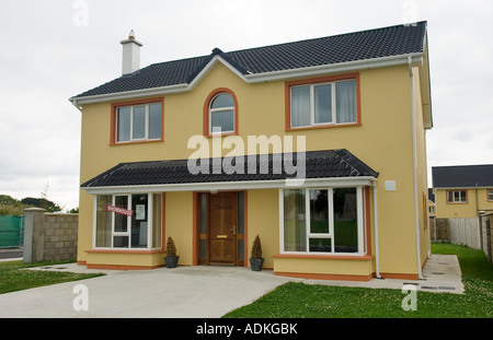 Neu errichtete freistehende Einfamilienhäuser in der Wohnsiedlung Entwicklung im Dorf Abbeydorn, County Kerry, Irland. Für den Verkauf. Stockfoto