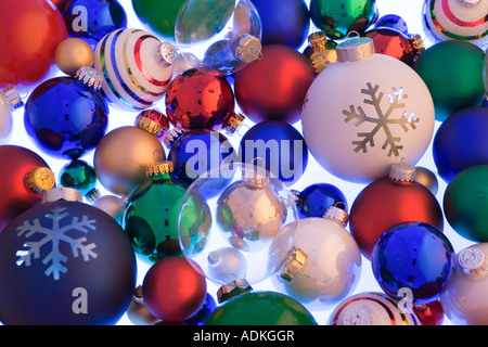 Vielzahl von bunten Christbaumschmuck Kugel auf weißem Hintergrund Studioportrait gestapelt Stockfoto