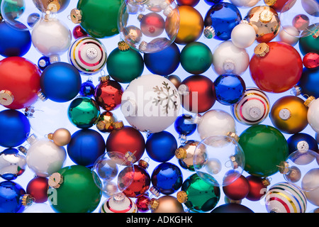 Vielzahl von bunten Christbaumschmuck Kugel auf weißem Hintergrund Studioportrait gestapelt Stockfoto