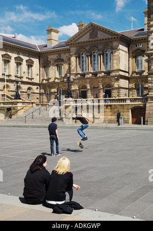 Teenager Skateboarder vor das Custom House auf Custom House Square, Donegall Quay, Stadtzentrum von Belfast, Nordirland. Stockfoto