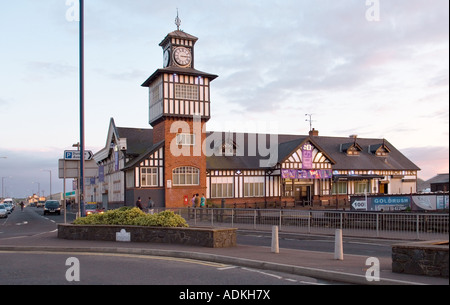 Mock Tudor-Stil viktorianischer Zug Bahnhof in den Urlaub Badeort Portrush 1855 eröffnet. Stockfoto