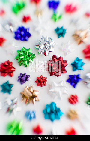 Mehrere farbige Weihnachtsgeschenk Bögen auf weißem Hintergrund Studioportrait Stockfoto