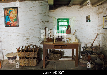 Ulster Folk and Transport Museum, Selbstabholermarkt. Ferienhaus innen ca. 1859 ursprünglich am Lough Neagh, County Antrim liegt. Stockfoto