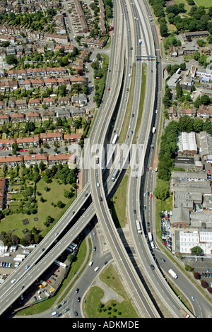 Schräge hochrangige Luftbild westlich von A406 North Circular Road und M11 Autobahnkreuz Woodford London E18 England Stockfoto