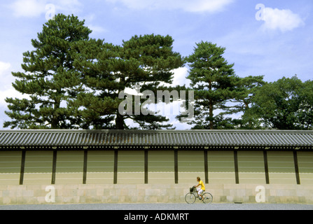Ein Radfahrer Fahrten bestanden die Wände des Kyōto Gosho oder Kaiserpalast in Kyoto Japan Stockfoto
