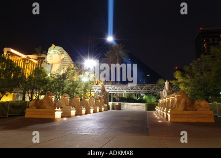 Das Luxor Hotel am Las Vegas Strip bei Nacht Stockfoto