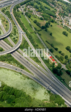 Schräge hochrangige Luftbild Norden westlich von Junction 2 M3 Autobahn London KT16 TW20 England 2005 Stockfoto