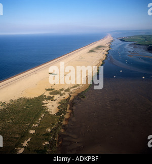 Chesil Beach mit Lagune Weymouth, Dorset UK Luftbild Stockfoto
