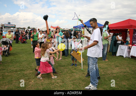 Kinder spielen mit Entertainer machen Bläschen London Mela 2007 Stockfoto