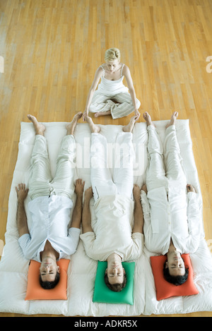 Gruppentherapie, drei Männer nebeneinander liegend, Therapeuten, eines Mannes, der Füße zu berühren Stockfoto