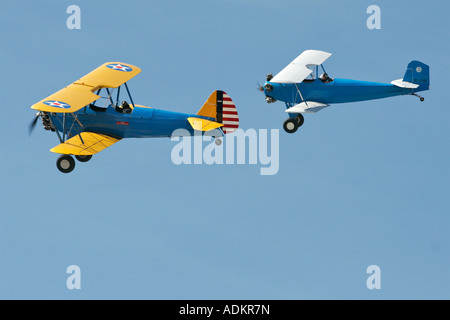 Boeing Stearman 75 Kaydet USA 1933 links und Flotte 2 USA 1928 direkt während eines FIO-Flug-Ausstellung Stockfoto