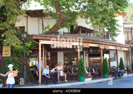 Taverne in das Bergdorf Panagia auf der Insel Thassos in Griechenland Stockfoto