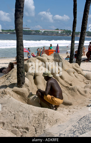 Künstler mit Sandskulpturen von Frauen im Bikini Sonnen Copacabana Strand Rio De Janeiro Brasilien Stockfoto