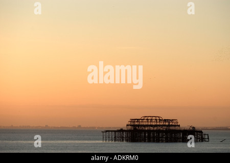 Brighton Pier West vor Feuer Stockfoto