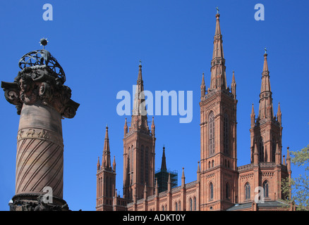 Türme der neugotische Kirche Marktkirche und Marktbrunnen zu vermarkten. Wiesbaden, Hessen, Deutschland, Europa Stockfoto