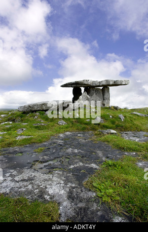 Poulnabrone Portal Dolmen, Burren, County Clare, Irland. Burren Weg Stockfoto