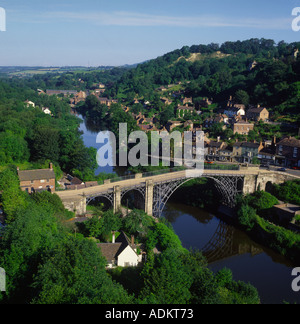 Berühmte Ironbridge Telfords errichtet 1779 Fluss Severn Shropshire UK Luftbild Stockfoto