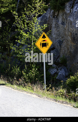 am Straßenrand Warnzeichen, "Aufmerksamkeit Schule Bushaltestelle voraus", Nova Scotia, Kanada, Nordamerika. Foto: Willy Matheisl Stockfoto