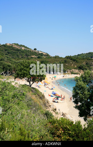 Idyllischer Strand in der Nähe von Olympiada in Chalkidiki in Griechenland Stockfoto