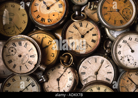 EINE SAMMLUNG VON ALTEN GENTLEMANS TASCHENUHREN Stockfoto