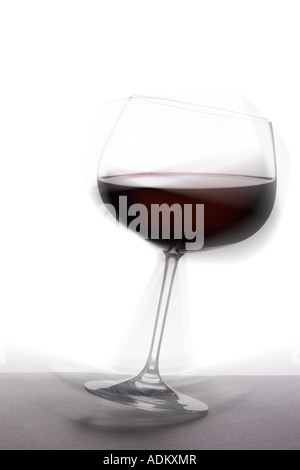 Schwankende Glas Rotwein Stockfoto