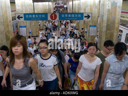 Massen von Passagieren am Bahnhof in Beijing u-Bahn 2007 Stockfoto