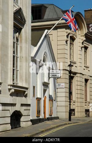 Orange Street Congregational Church eingeklemmt zwischen zwei Gebäuden London England Stockfoto