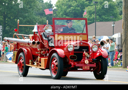 Eine antike Feuerwehrauto getrieben als Bestandteil einer Memorial-Day-Parade in Connecticut USA Stockfoto