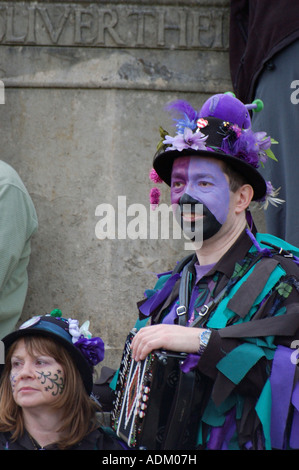 Morris Dancers machen Sie eine Pause bei Winchester Mayfest 2007 Stockfoto