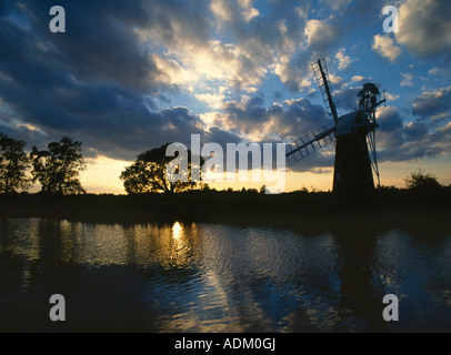 Sonnenuntergang auf den Norfolk Broads, Turf Moor Windmühle, Norfolk, england Stockfoto