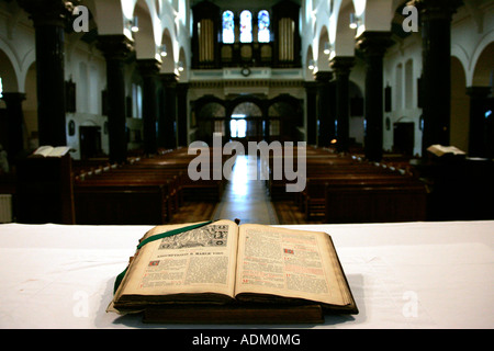 18. Jahrhundert Römische Meßbuch in Latein sitzen offen auf dem Altar des Heiligen Kreuzes Kirche Ardoyne Belfast Stockfoto