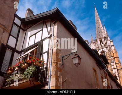 Bayonne, Aquitaine, Frankreich. Turm der Kathedrale Ste Marie von Seitenstraße gesehen Stockfoto