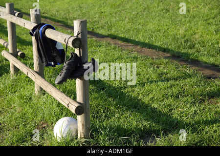 Fußball-Stollen von einem hölzernen Zaun hängen Stockfoto