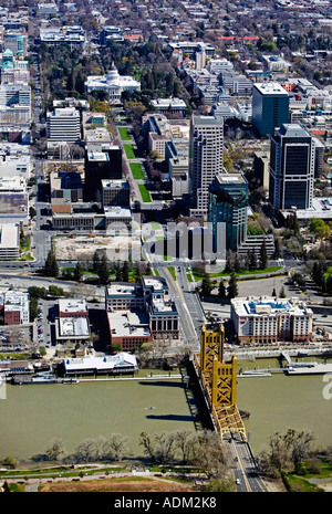 Luftaufnahme über Capital Mall Capitol building, Tower Bridge und Sacramento River Sacramento, Kalifornien Stockfoto
