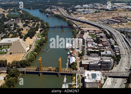 Luftaufnahme über die Tower Bridge und Altstadt Sacramento California Stockfoto