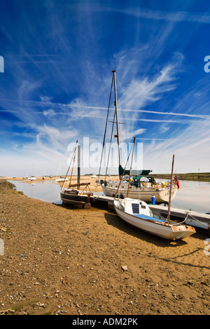 Yachten Segelboote einen tiefblauen Himmel dünne hohe Wolken reflektiert auf der ruhigen klaren Meerwasser als nächstes Brunnen Meer Norfolk UK Stockfoto